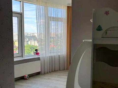 квартира за адресою Літературна вул., 8