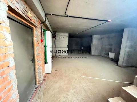комерційна за адресою Дніпровська набережна вул., 17В