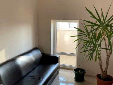 комерційна за адресою Павла Тичини просп., 18-Б