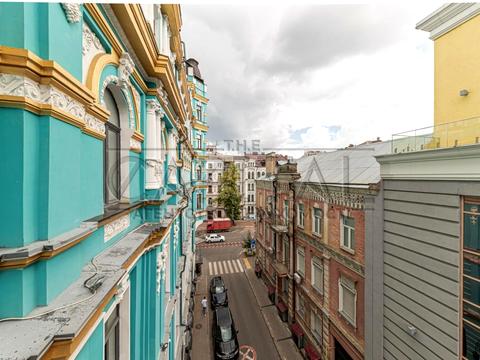 комерційна за адресою Володимирська вул., 4