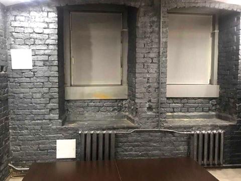 комерційна за адресою Десятинна вул., 7