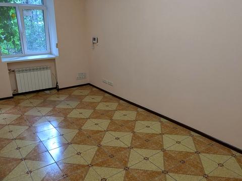 комерційна за адресою Кропивницького вул., 18
