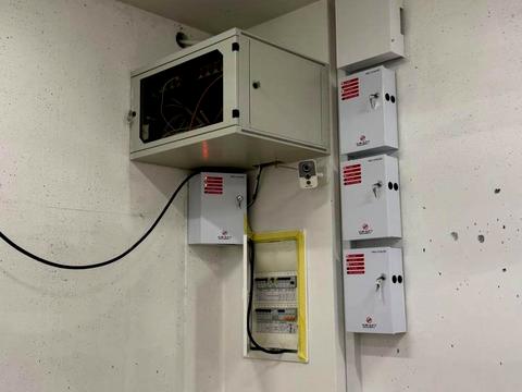 коммерческая по адресу Дніпровська наб., 17