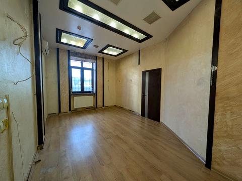 комерційна за адресою Квітнева вул., 4