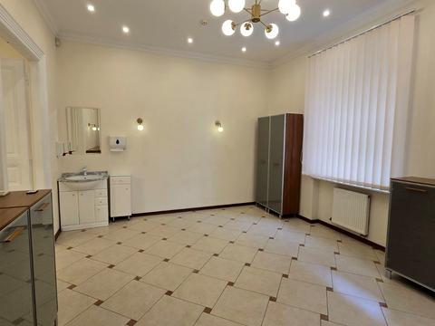 комерційна за адресою Сергія Єфремова вул., 35