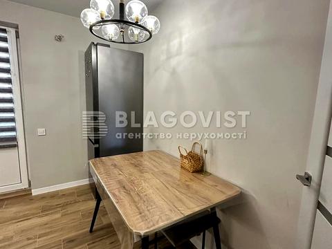 квартира за адресою Софії Русової вул., 7-А