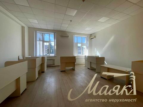 комерційна за адресою Лаврська вул. (Січневого Повстання), 16