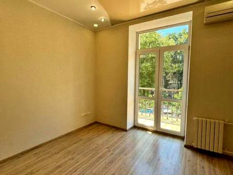 комерційна за адресою Прорізна вул., 4