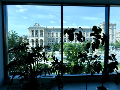 комерційна за адресою майдан Незалежності пл., 2