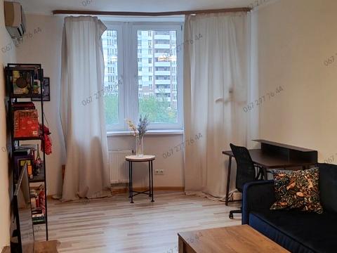 квартира за адресою Анни Ахматової вул., 30