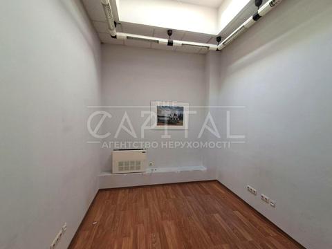 комерційна за адресою Степана Бандери просп., 6