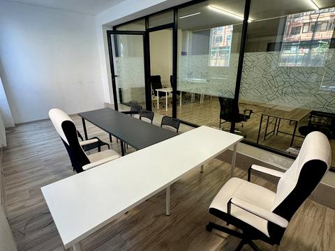 комерційна за адресою Незалежності вул., 8Б