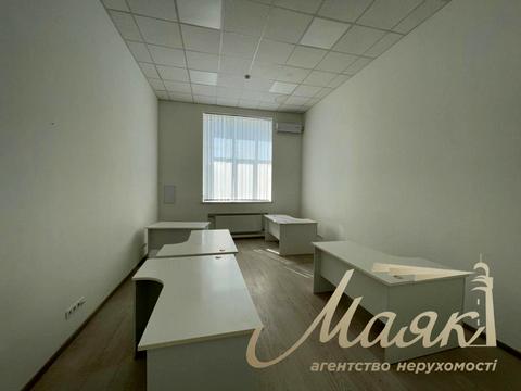 комерційна за адресою Лаврська вул. (Січневого Повстання), 16