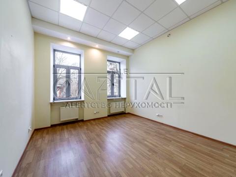 комерційна за адресою Володимирська вул., 4