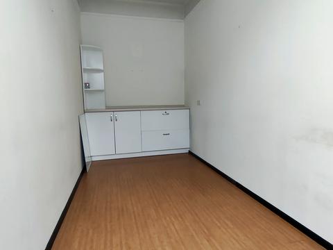 комерційна за адресою Кропивницького вул., 18