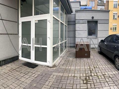 комерційна за адресою Саксаганського вул., 70А