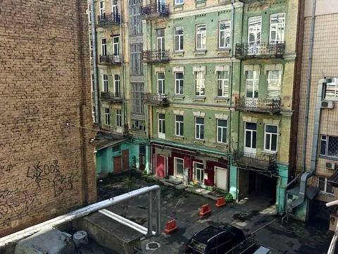 комерційна за адресою Володимирська вул., 51/53