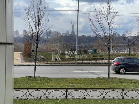 комерційна за адресою Дніпровська набережна вул., 13
