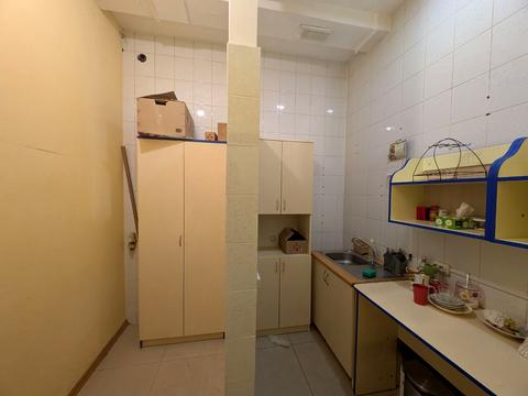 комерційна за адресою Квітнева вул., 4