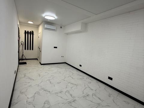 комерційна за адресою Літературна вул., 8