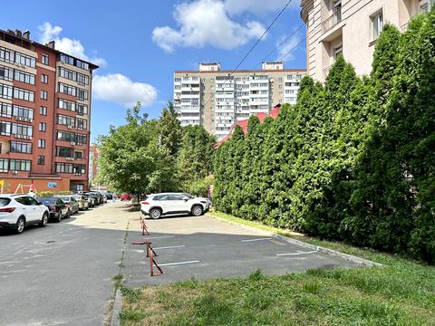 квартира за адресою Академіка Єфремова вул. (Командарма Уборевича), 8-А