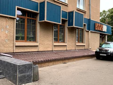 комерційна за адресою 10 Квітня пл., 1