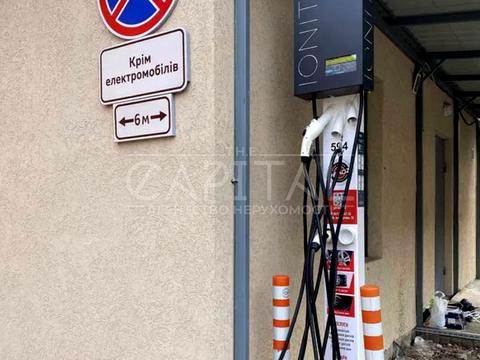 комерційна за адресою Гната Юри вул., 7