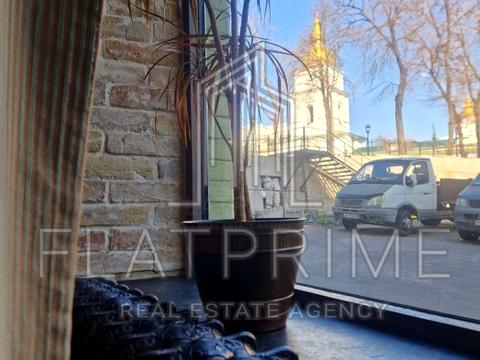 комерційна за адресою Михайлівська пл., 1