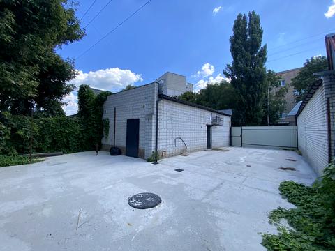 комерційна за адресою Лютнева, 3-б