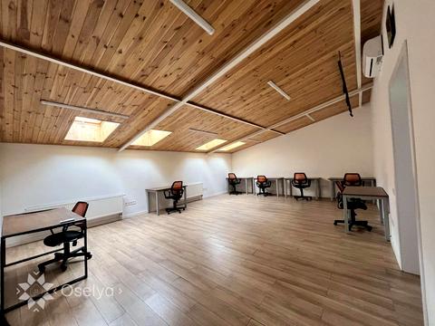 комерційна за адресою Михайла Максимовича вул. (Онуфрія Трутенка), 28-Б