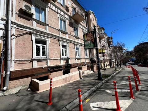 комерційна за адресою Софіївська вул., 8