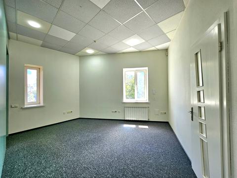 комерційна за адресою Володимирська вул., 7