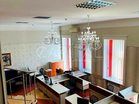 комерційна за адресою Володимирська вул., 65