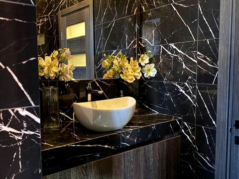 комерційна за адресою Каховська вул., 62