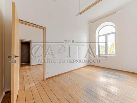 комерційна за адресою Володимирська вул., 4