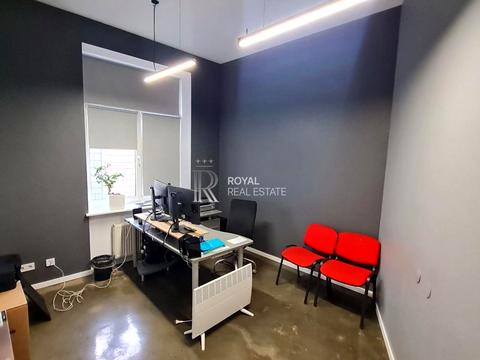 комерційна за адресою Лаврська вул. (Січневого Повстання), 16