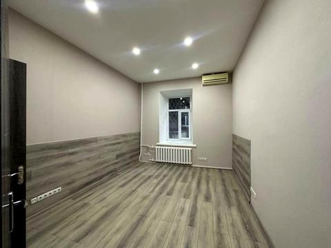 комерційна за адресою Михайлівська пл., 1