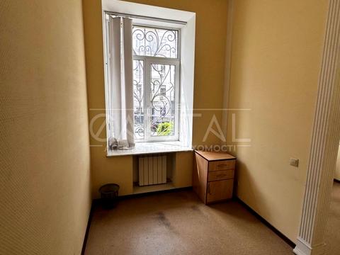 комерційна за адресою Саксаганського вул., 28