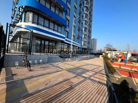 комерційна за адресою Дніпровська набережна вул., 17В