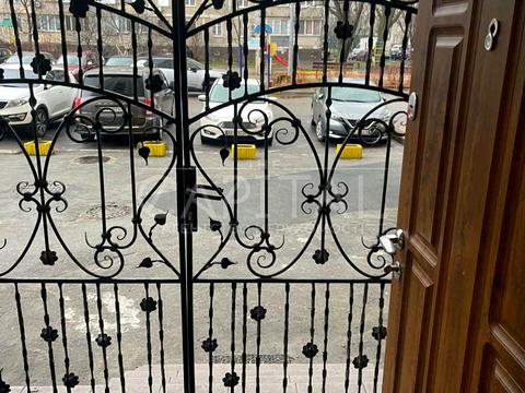 комерційна за адресою Дніпровська набережна вул., 13