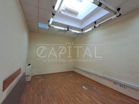 комерційна за адресою Степана Бандери просп., 6