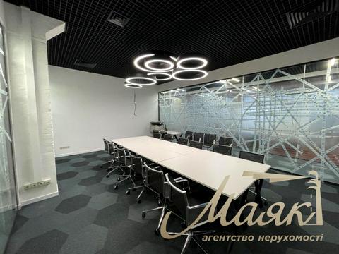 комерційна за адресою Лаврська вул. (Січневого Повстання), 16