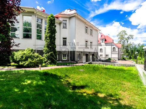 комерційна за адресою Патріарха Володимира Романюка вул. (Жовтнева), 2Б