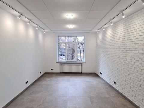 комерційна за адресою Інститутська вул., 16