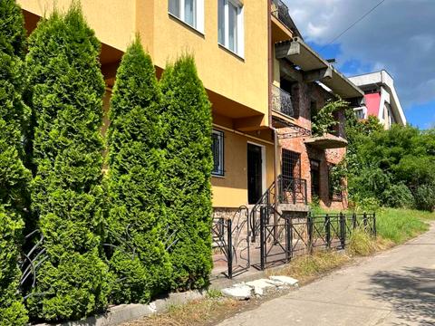 будинок за адресою Романа Різняка вул.