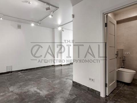 комерційна за адресою Київ, Салютна вул., 2-Б