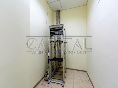 комерційна за адресою Володимирська вул., 4