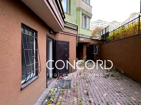 комерційна за адресою Боголюбова вул., 16