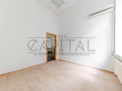 комерційна за адресою Володимирська вул., 4