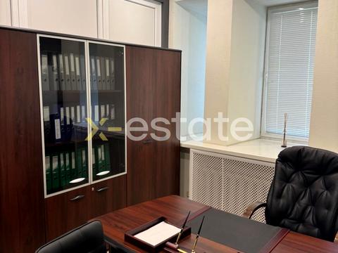 комерційна за адресою Куликівський узвіз (Революції), 9